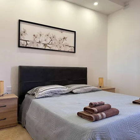 Apartment Chambray 2bdr With Communal Pool *
